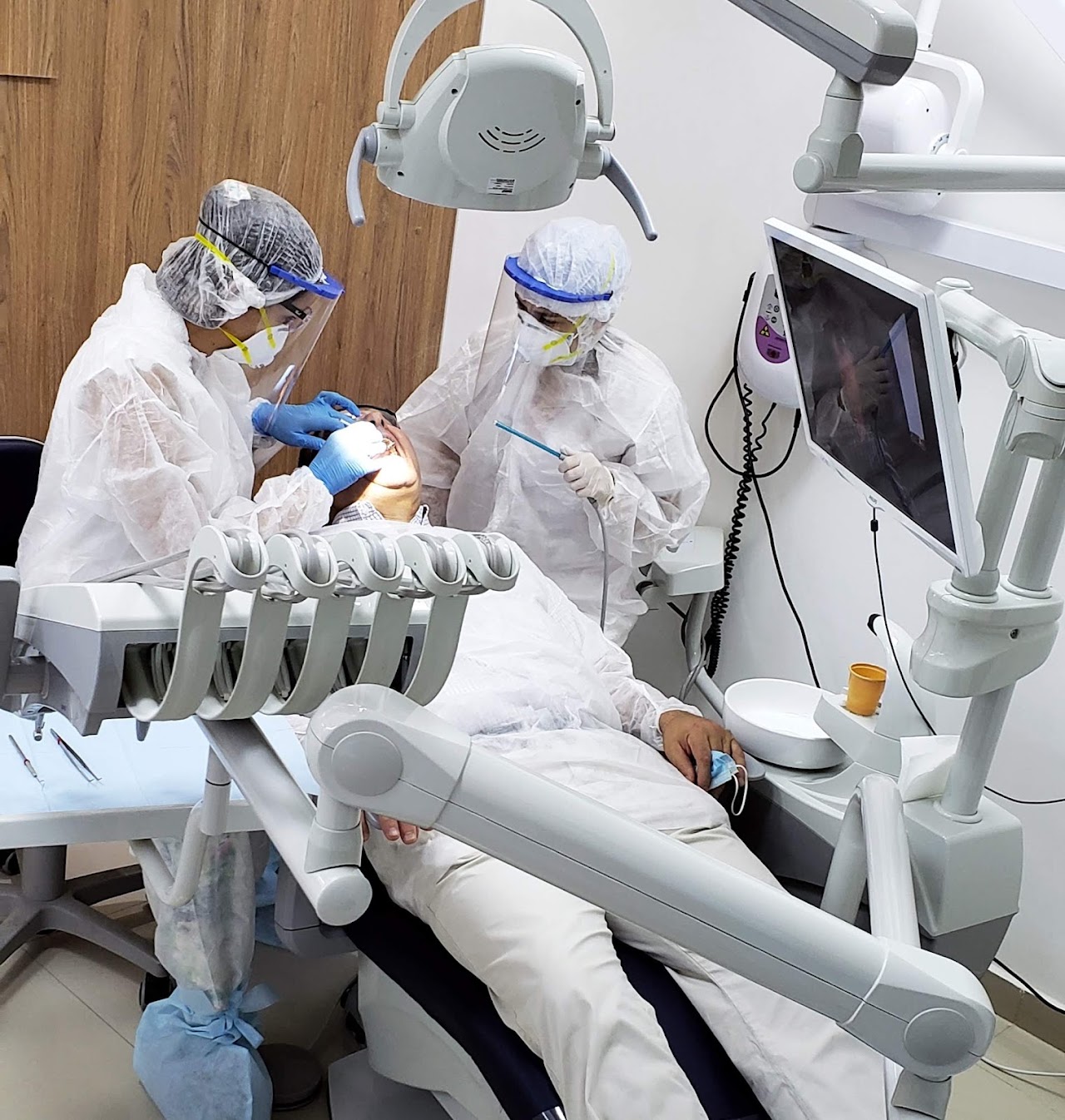 Atención odontológica en el consultorio de Angeletti Estética Odontológica